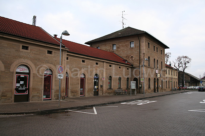 Der Bahnhof und der Bahnhofsvorplatz in Haßfurt im Jahr 2008