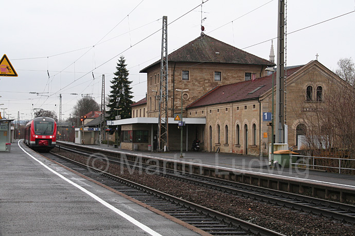 Blick vom Bahnsteig auf das Bahnhofsgebäude in Haßfurt