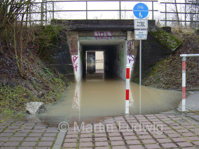 Die Bahnunterführung steht unter Wasser