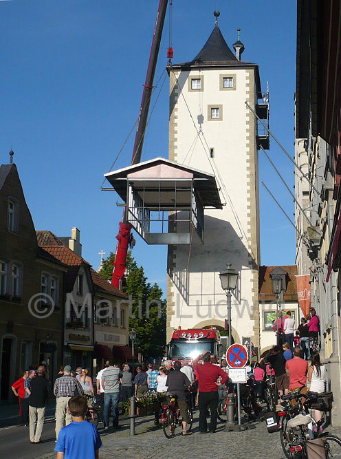 Der Marktplatz-Kiosk wird am Oberen Turm vorbeigehoben.