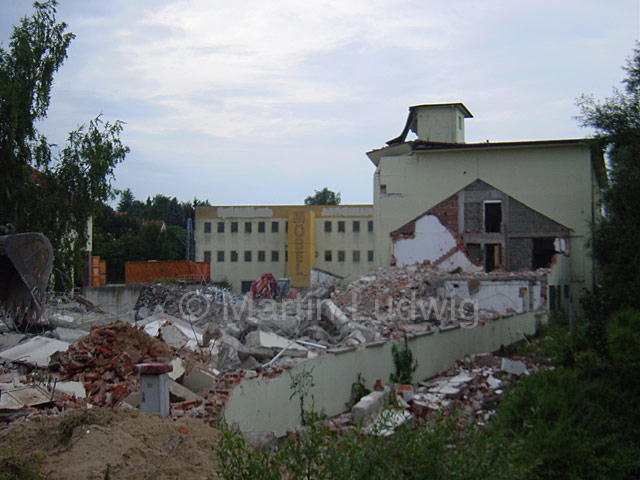 Das erste Gebäude der Küchenmöbelfabrik ist eingerissen