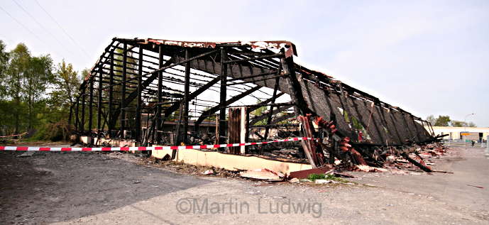 Das Bowling-Center nach dem Brand