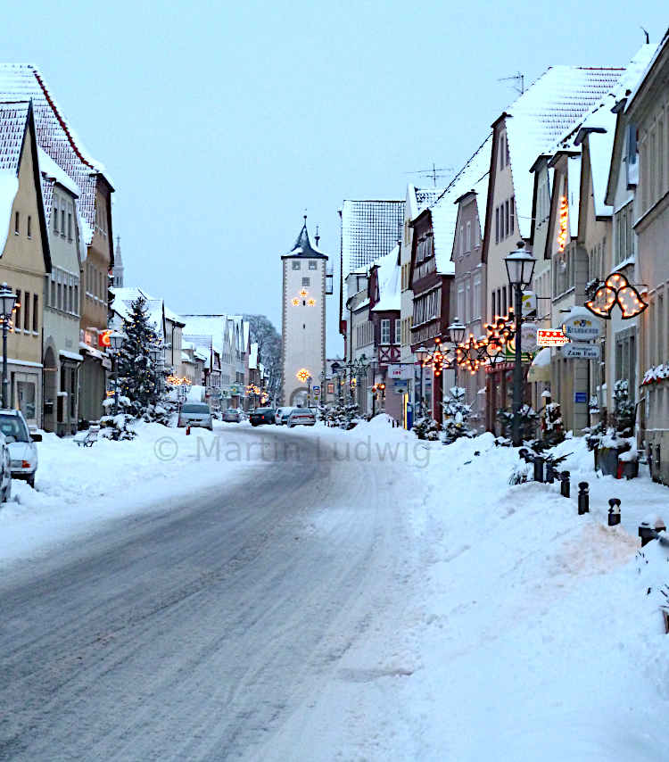 >Die Hauptstraße mit dem Oberen Turm in Haßfurt im Winter