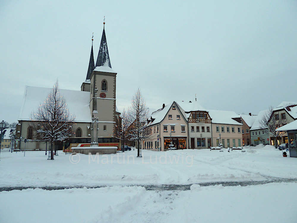 >Der Marktplatz in Haßfurt im Winter