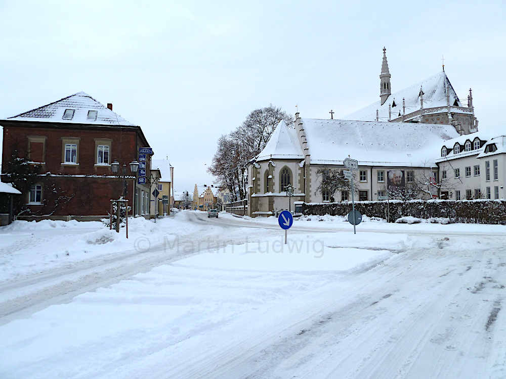 >Die Obere Vorstadt, Blick auf das Caritashaus und Ritterkapelle im Winter