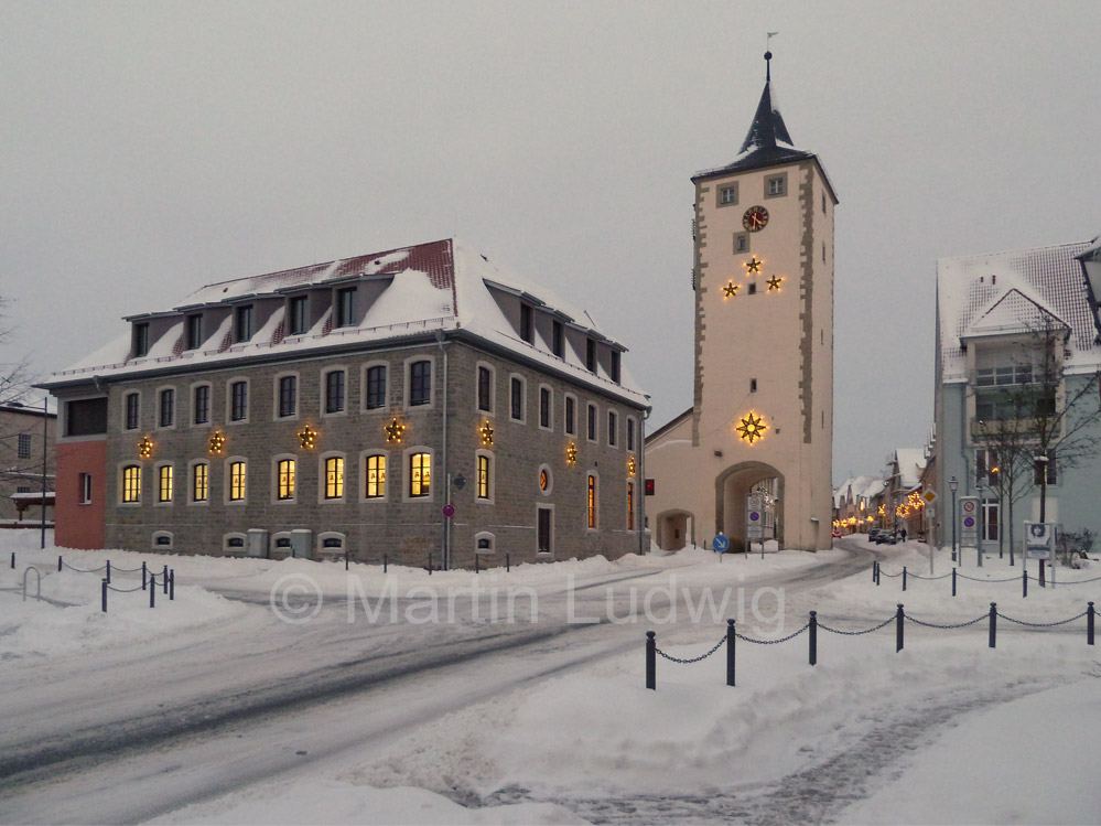 >Der Untere Turm, links daneben das Steinerne Haus in Haßfurt